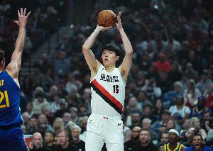 楊瀚森或?qū)﹃嚺枷窦s基奇！今夏約老師曾調(diào)侃：打爆小楊就給簽名