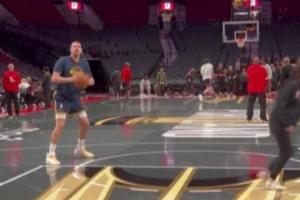 楊瀚森與偶像同框！開拓者記者Casey曬賽前熱身視頻：老將/新秀