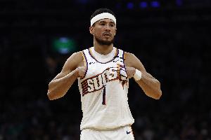 下場打不敗馬刺！布克：此前從未遇到這樣情況 看了文班高光集錦