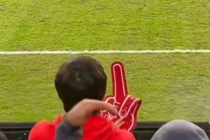 會(huì)嚴(yán)懲歧視行為？李璇：中足聯(lián)重要官員在蓉城vs河南比賽現(xiàn)場(chǎng)