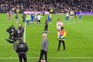 將帥不和？??斯彭斯與范德芬賽后無視弗蘭克交流，后者一臉懵