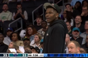 我便裝?。?ài)德華茲在替補(bǔ)席延誤比賽 被裁判吹罰技術(shù)犯規(guī)