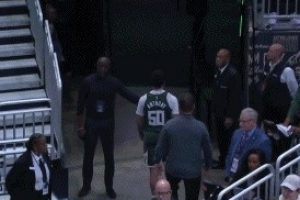 提前打卡！科爾-安東尼累計2次技術(shù)犯規(guī)被驅(qū)逐出場