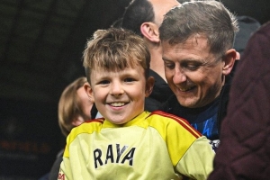 連續(xù)7場零封！拉亞賽后將球衣和手套送給一位小球迷