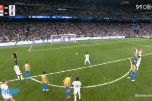 ??維尼修斯失點(diǎn)后鏡頭第一時(shí)間給到阿隆索，龍哥起身略顯不悅