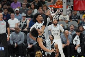 希望無礙！馬刺隊(duì)記：哈珀腳穿保護(hù)靴 拄著拐杖離開了球館