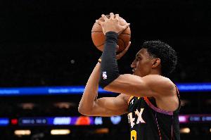 布克：鄧恩更有侵略性了 他今夏一直在訓(xùn)練 好像一天都沒休息過