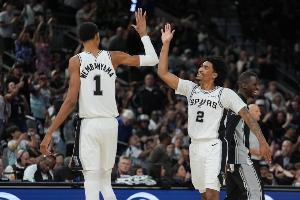 文班：希望哈珀沒事 我們都看到了他的表現(xiàn) 打得令人難以置信的好