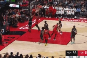 浪費我妙傳！巴雷特搶前場籃板背后妙傳 博伊爾斯跟進空籃扣飛