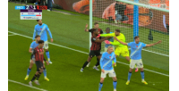 別擠了??伯恩茅斯角球時(shí)包夾門將，多納魯馬隔著多庫推開二人