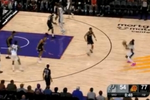 踩著logo出手！卡斯?fàn)柦影投魉箓髑虺h(yuǎn)三分飚中