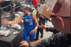 極度不爽！克萊手感不錯(cuò)卻被按在板凳上 賽后扇飛水瓶發(fā)泄不滿