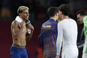 老友相見！每體：佩尼亞和福特在賽后與巴薩的前隊友們擁抱致意