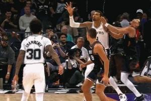 危險了！文班低位要位揚手打翻布克 被吹進(jìn)攻犯規(guī)&本場第4次犯規(guī)