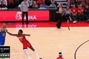 這都不犯規(guī)！伊森上搶直接打到弗拉格手臂 裁判沒吹