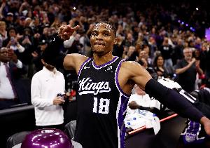 夏天等機(jī)會(huì)的感覺(jué)如何？威少：很好 我陪著孩子和家人到處旅行