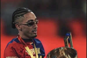 拉菲尼亞落選FIFPRO年度最佳11人，阿勞霍社媒曬隊(duì)友奪冠照聲援