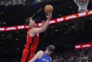 媒體人：點(diǎn)名申京11罰6中是什么鬼 克萊連充電寶都打不了沒(méi)法用了