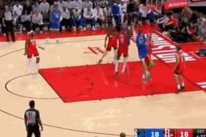 欺負(fù)人！弗拉格單打謝潑德 一路從三分線碾壓到籃下輕松得分