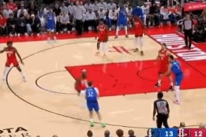 外線開炮！弗拉格借掩護(hù)側(cè)翼三分命中 幫助球隊(duì)占據(jù)主動