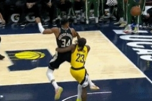 動作有點大！字母哥反擊被內(nèi)史密斯放倒 后者被吹一級惡意犯規(guī)