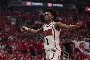 基德：阿門現(xiàn)在打出高水平 攻防兩端都帶來(lái)很大壓力