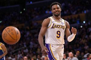 放我投？布朗尼被放投 堅決出手三分空心入網(wǎng)！本賽季首記三分