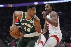 本賽季字母哥場均砍下32.3分12.6板6.3助 投籃命中率高達67.7%