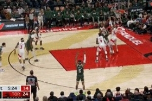 你們一起上吧！字母哥籃下一打三強起完成2+1