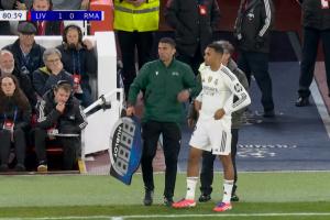 重回故地！阿諾德登場換下居萊爾，安菲爾德噓聲震天！