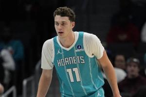 卡爾克布倫納四場(chǎng)比賽合計(jì)送出15+蓋帽 03-04賽季以來第三位新秀