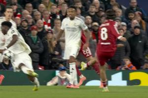 索博打門擊中瓊阿梅尼手臂，裁判親自檢查VAR后沒有判罰點球