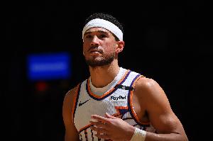 布克：見(jiàn)證過(guò)鄧肯、科比和司機(jī)的一人一城 也想像他們和庫(kù)里那樣