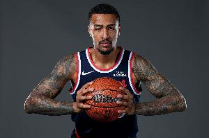 盡力了！科林斯8中5拿到17分4板 上半場(chǎng)15分