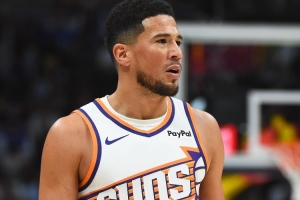 布克：與球隊(duì)信任往往始于場(chǎng)外 夏天大家都待在隊(duì)里投入訓(xùn)練