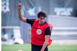 記者：巴薩19歲中衛(wèi)奧爾梅多今日接受手術(shù)，預(yù)計(jì)傷缺三個(gè)月