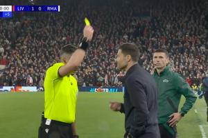 完場(chǎng)哨響前，阿隆索場(chǎng)邊因抱怨判罰被出示黃牌