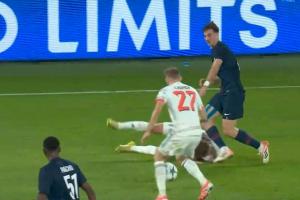 吃了暗虧！基米希倒地后頭部被法比安踢到，裁判沒有表示