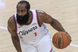 我下場(chǎng)喝口水怎么就輸了？哈登下半場(chǎng)3中0 全場(chǎng)得到25分6板6助！