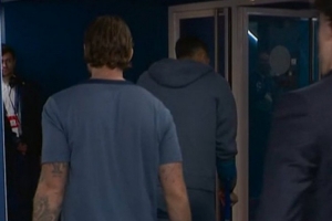 傷得不輕！阿什拉夫賽后拄拐離開王子公園球場