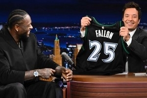 造型打幾分？蘭德爾打紐約客場(chǎng)期間 順道參加吉米·法倫今夜秀