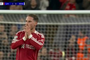 第79分鐘麥卡被換下，接受安菲爾德全場掌聲