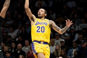 繼續(xù)出色狀態(tài)！小尼克·史密斯替補(bǔ)上場就得分 直接打停馬刺