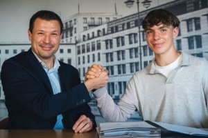 體圖：皇薩仁和巴黎等隊(duì)有意16歲中場艾?；舳?，赫塔要價(jià)2000萬歐