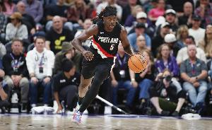 霍勒迪：上一場(chǎng)輸湖人是缺乏專注&紀(jì)律 手感不佳時(shí)我們?nèi)员舜诵湃? >
                                        </div>
                                    </div>
                                                                        <div   id=