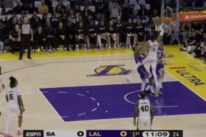 欺負(fù)人是吧！文班亞馬籃下在湖人眾將頭上點(diǎn)搶籃板得分