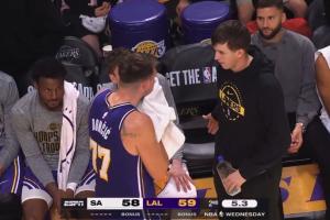 ??怎么Gaygay的！里夫斯試圖給77讓座 77婉拒但想坐里夫斯腿上