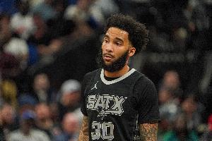 穩(wěn)定火力！朱利安·尚帕尼半場6中3貢獻(xiàn)9分4板 三分4中2