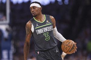 穩(wěn)定輸出！麥克丹尼爾斯半場5中3&三分2中2拿到10分4板2助