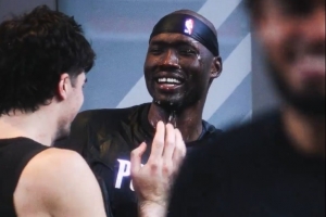 三分5中4砍12分掀翻衛(wèi)冕冠軍！里斯賽后在更衣室被隊(duì)友潑水慶祝